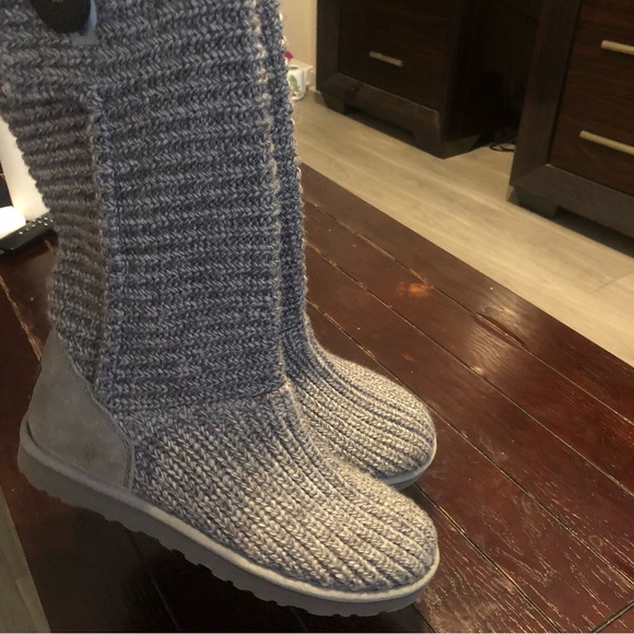 UGG Classic Cardy knitted sweater 3 button fold over boots.Silver color. Size: 8 - Picture 4 of 16